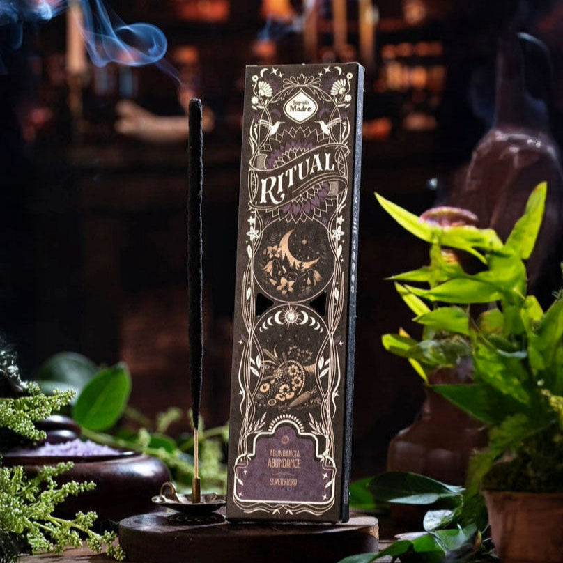 Een doosje Sagrada Madre Ritual wierook met Abundance geur (superflora), gepresenteerd op een rustieke houten achtergrond. Bevat 6 wierookstokjes met een brandtijd van 60 minuten elk, gemaakt van aromatische geconcentreerde olie, houtskool, natuurlijk bindmiddel en zout. Ideaal voor meditatie, yoga en het manifesteren van overvloed.