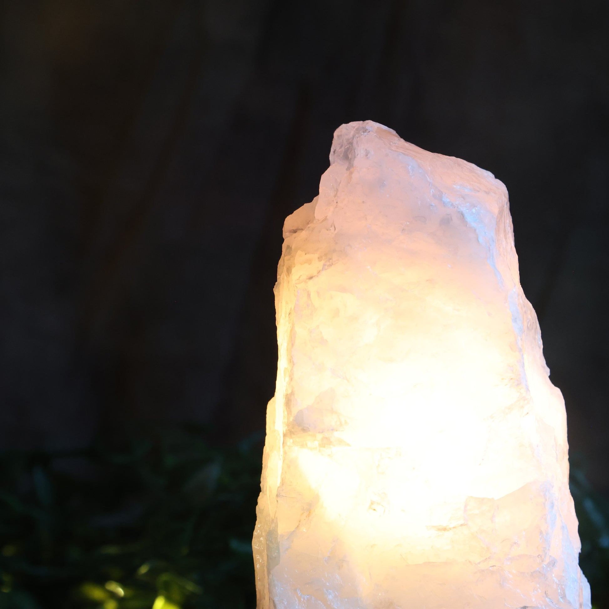 Rozenkwarts lamp ca. 20x8 cm. Natuurproduct met warme roze gloed. Inclusief kabel en lampje. Voor liefde, rust en een harmonieuze sfeer.close up