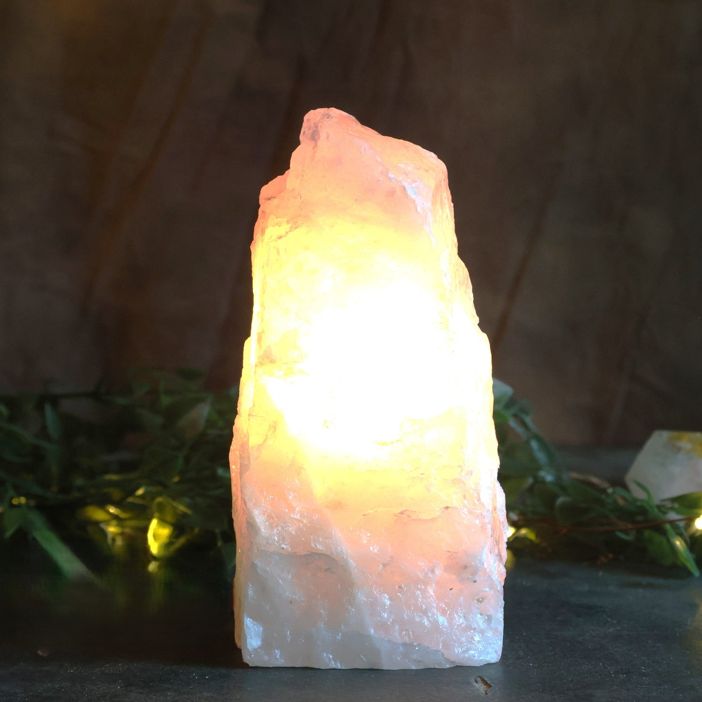 Rozenkwarts lamp ca. 20x8 cm. Natuurproduct met warme roze gloed. Inclusief kabel en lampje. Voor liefde, rust en een harmonieuze sfeer.