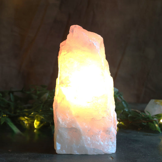 Rozenkwarts lamp ca. 20x8 cm. Natuurproduct met warme roze gloed. Inclusief kabel en lampje. Voor liefde, rust en een harmonieuze sfeer.