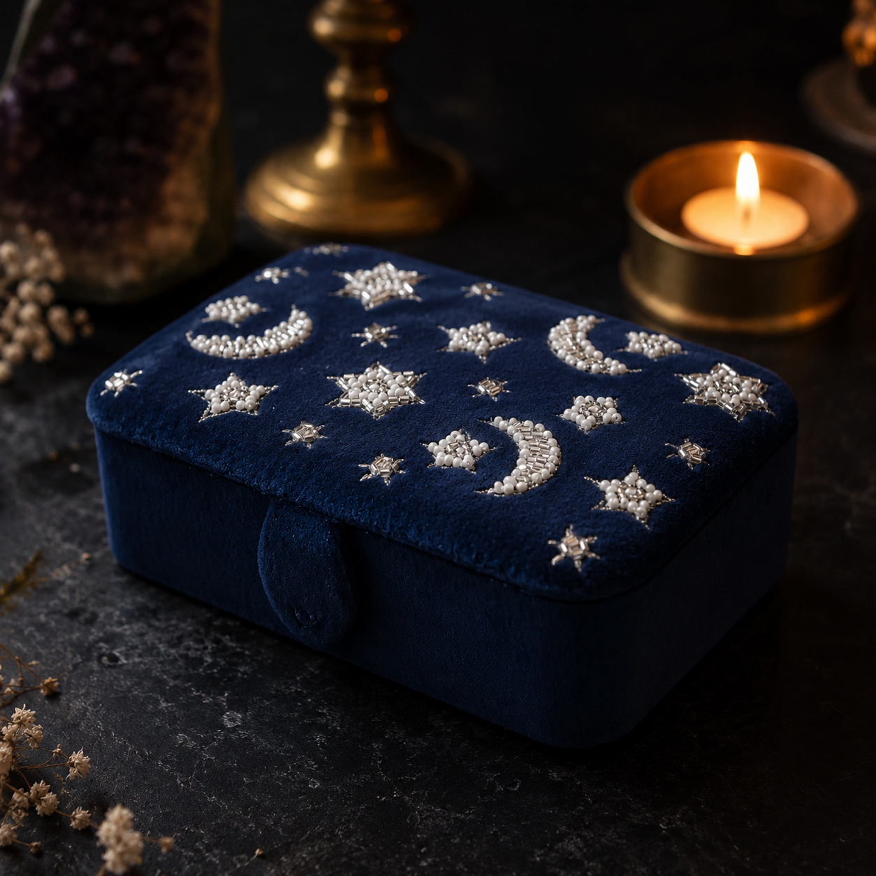 Sieraden- en tarotdoosje van fluweel met geborduurde maan en sterren