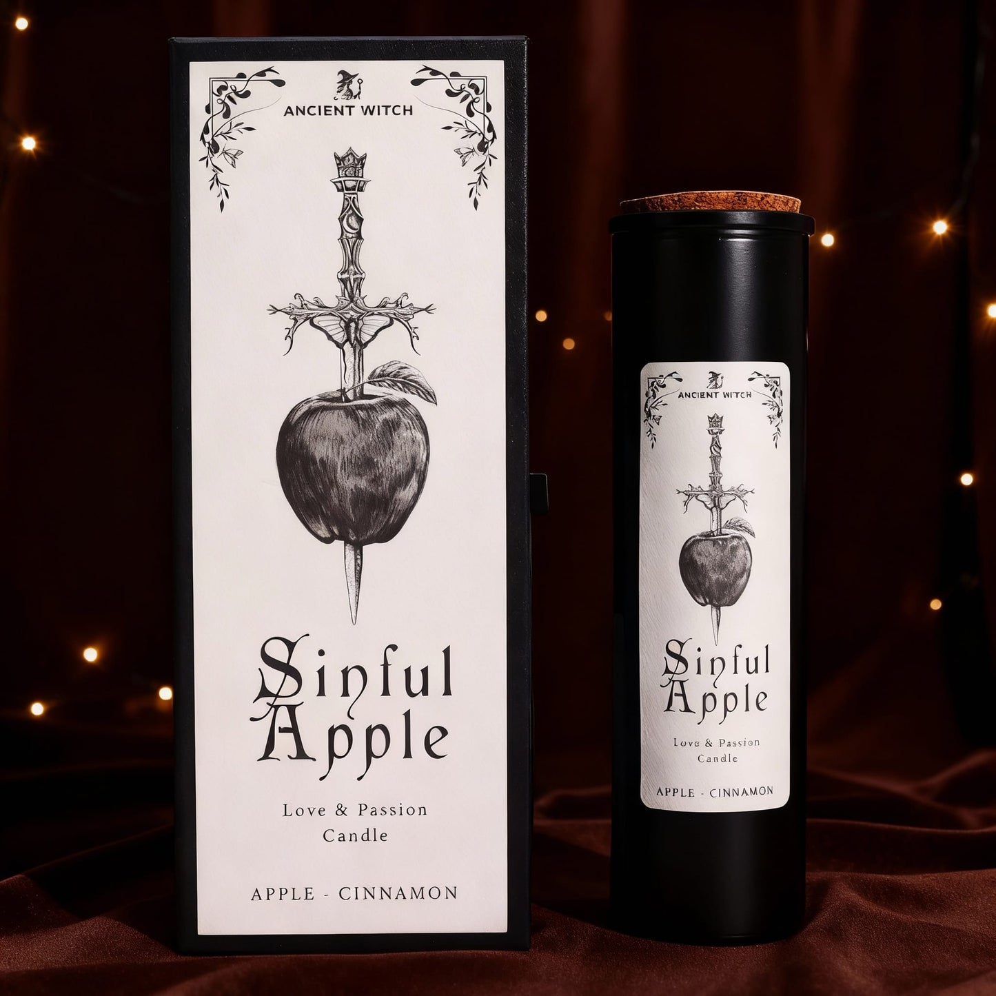 Sinful Apple Candle – Love van Ancient Witch, ritueelkaars met athame en appel symbool in luxe giftbox.