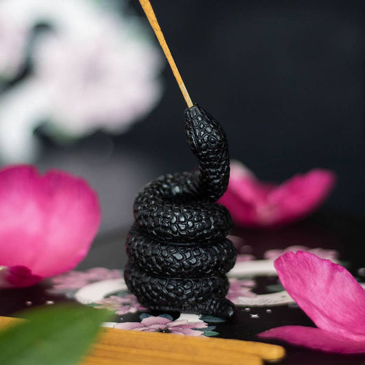 Opgerolde slang wierookhouder van hars – klein spiritueel accessoire.