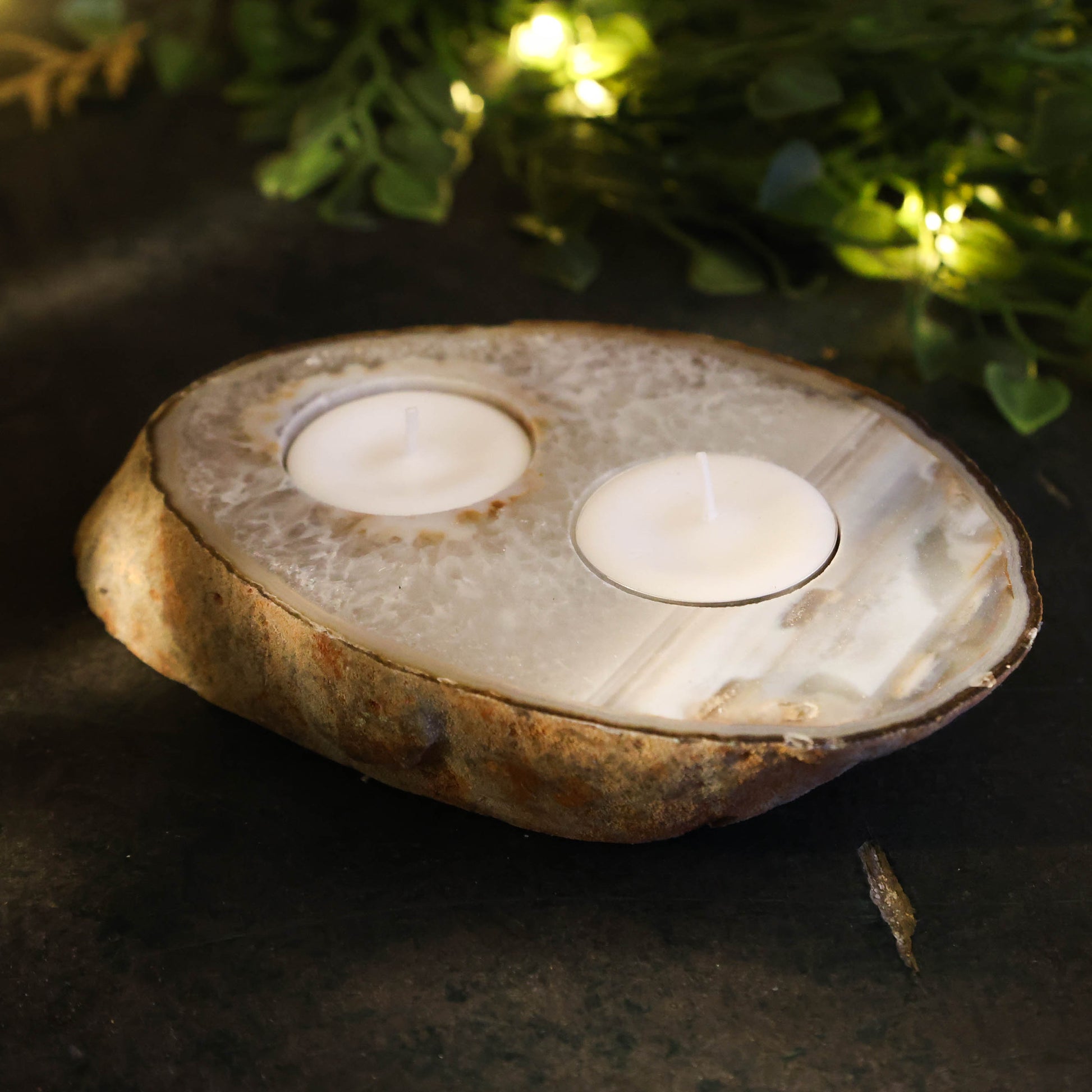 Agaat theelichthouder met twee kaarsjes – natuurlijke edelsteenhouder voor rust en balans in huis