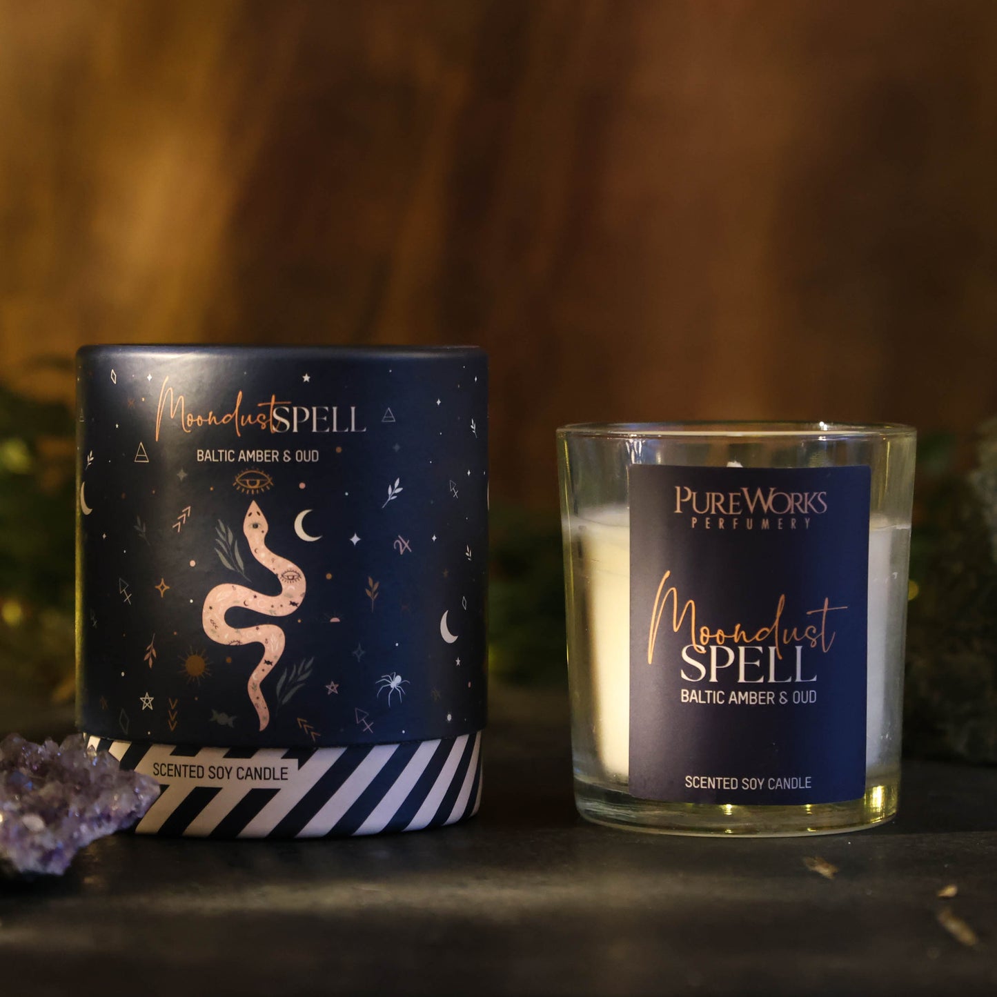 Geurkaars Moondust Spell – duurzame sojawaskaars met geur van Baltic Amber & Oud, 20 uur brandtijd