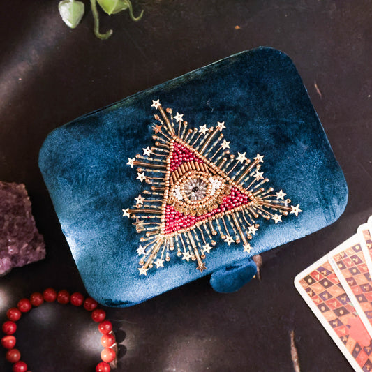 Petrol fluwelen bewaardoos met handgeborduurd All Seeing Eye voor tarotkaarten, kristallen en sieraden.
