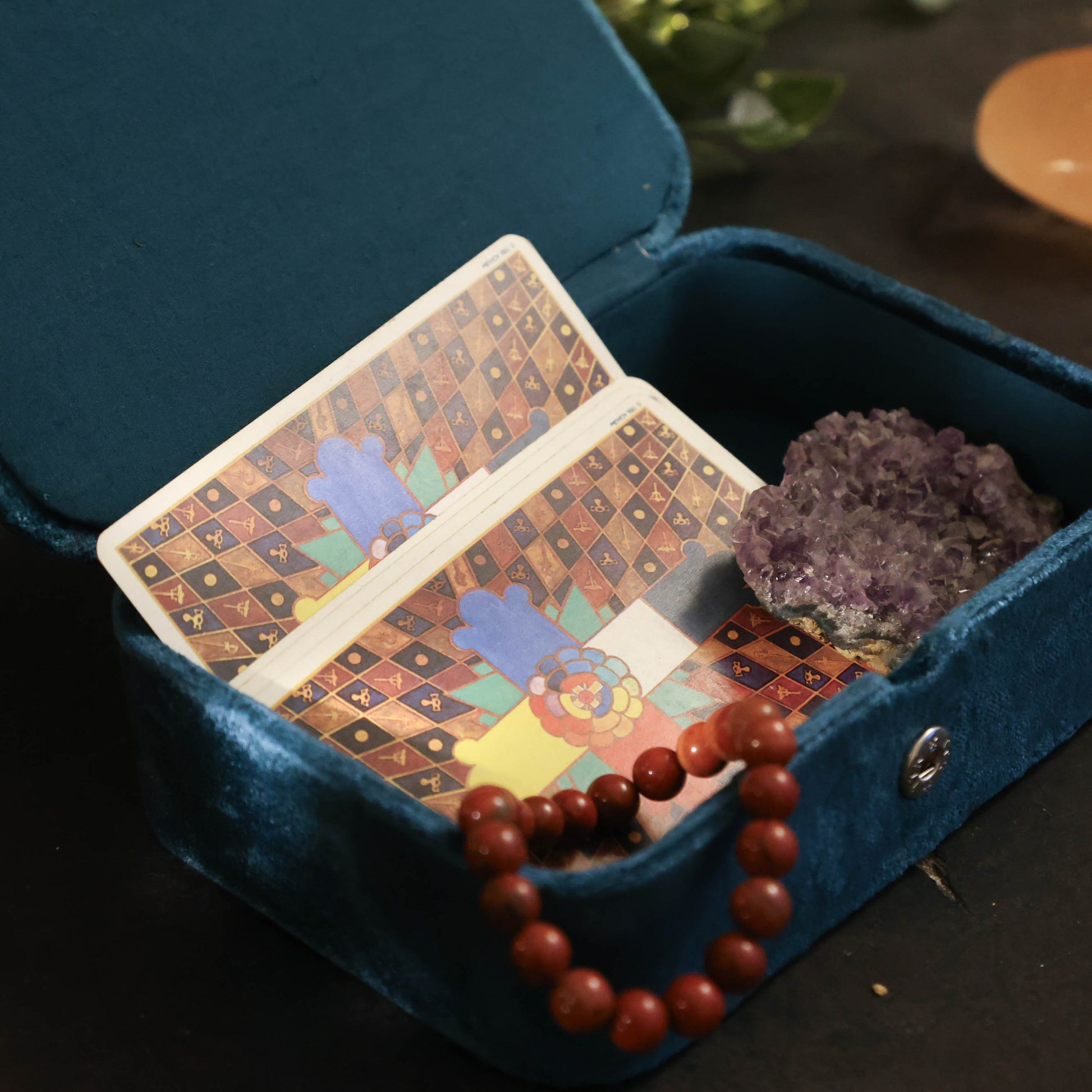 Spirituele bewaardoos van petrol fluweel met All Seeing Eye symbool, geschikt voor tarot en rituele voorwerpen.