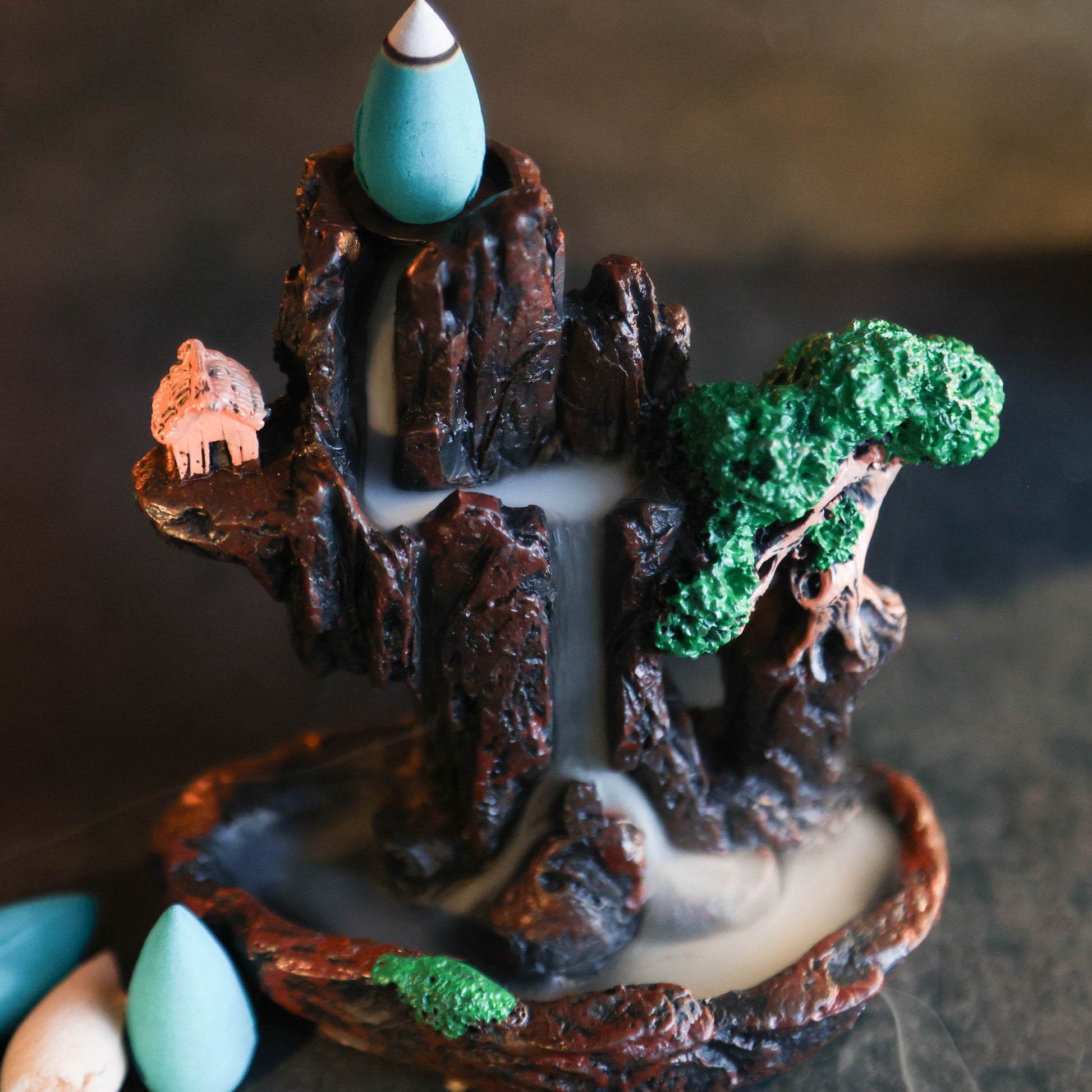 Backflow wierookbrander in de vorm van een boom met rook die als een waterval naar beneden stroomt – gebruikt voor meditatie en spirituele reiniging. close up