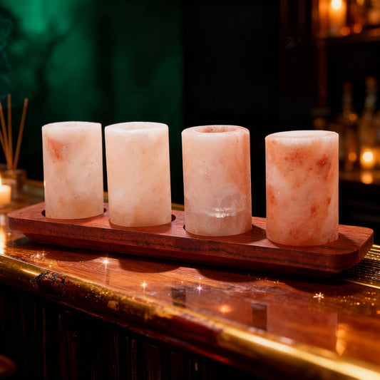 Himalayan Salt Shot Glasses set met warme natuurlijke kleuren en luxe houten serveerschaal.
