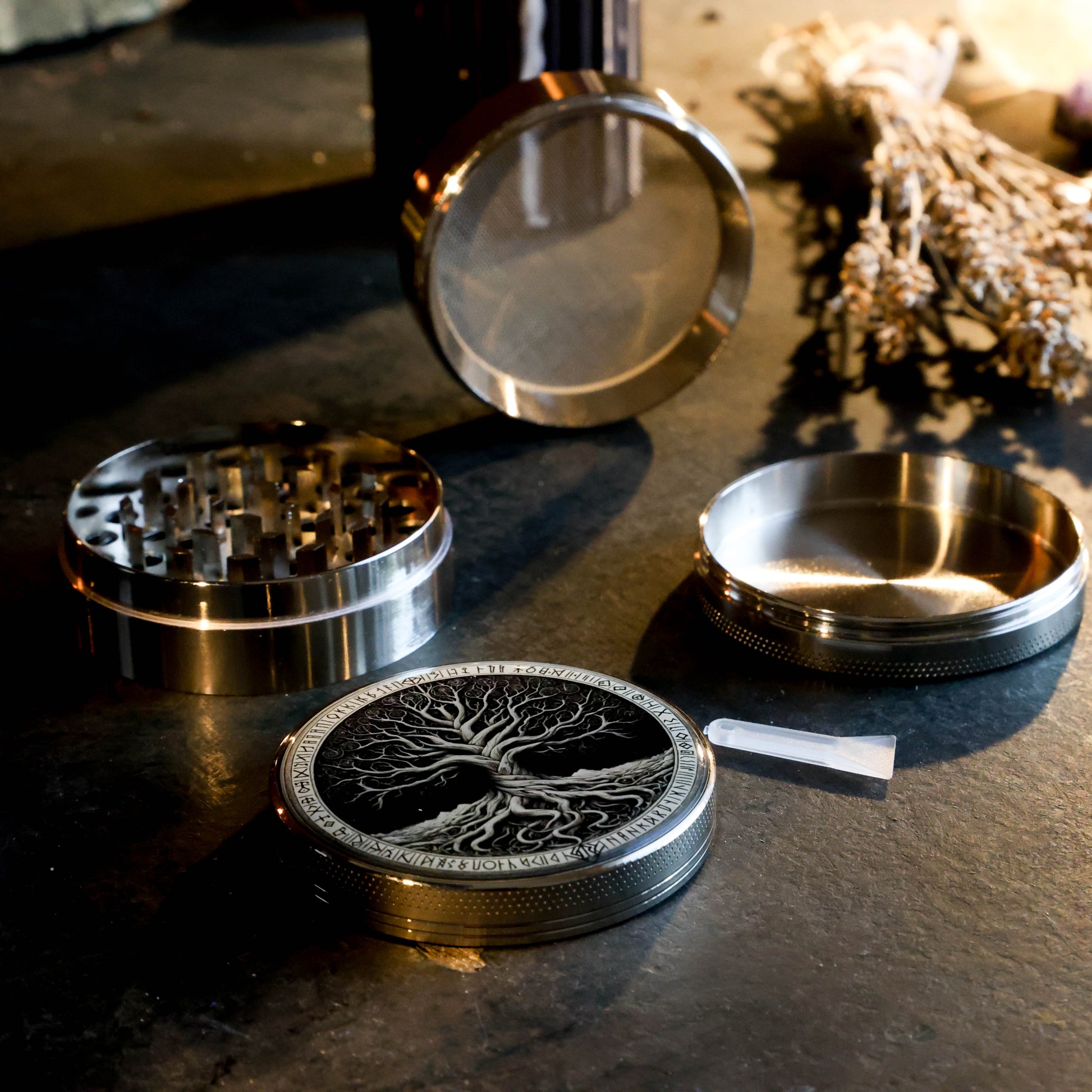5-delige metalen kruiden grinder met Boom des Levens symbool en runenrand – inclusief klein schrapertje, formaat 6x4 cm.