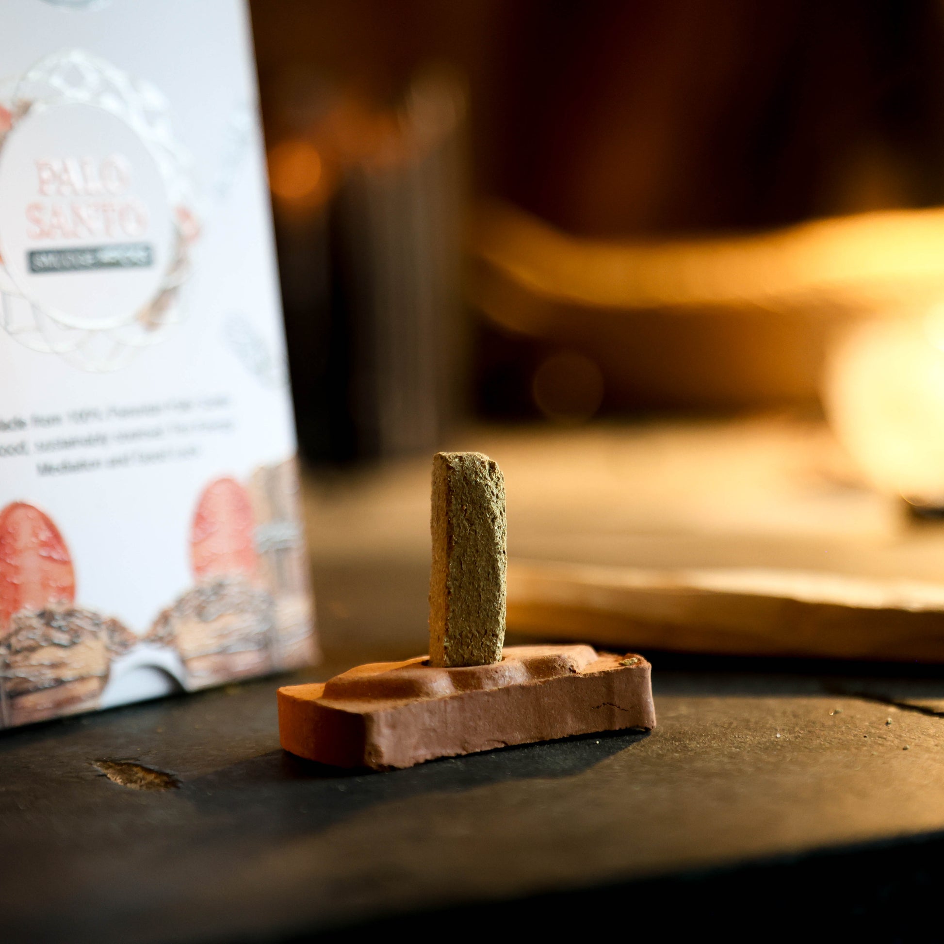 Palo Santo wierooksteen op terracotta houder – geperst Peruaans houtpoeder voor zuivering en rust