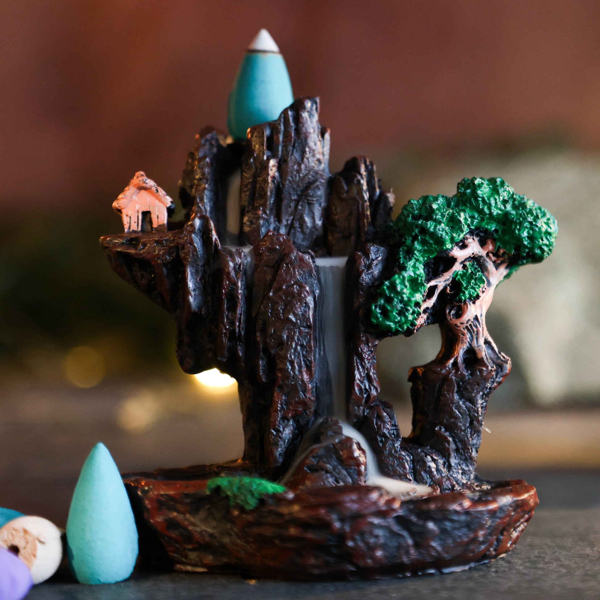 Backflow wierookbrander in de vorm van een boom met rook die als een waterval naar beneden stroomt – gebruikt voor meditatie en spirituele reiniging.