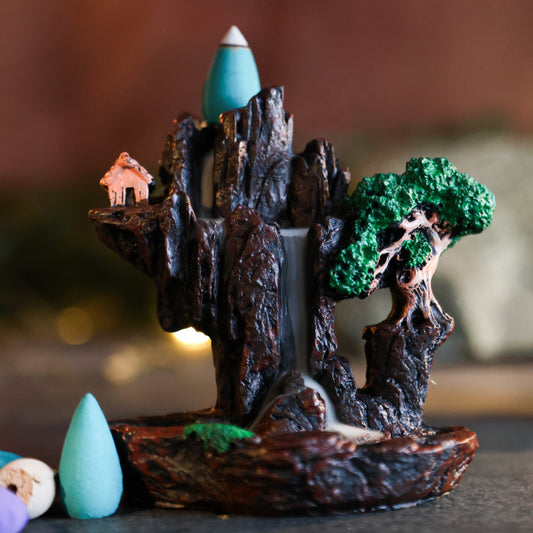 Backflow wierookbrander in de vorm van een boom met rook die als een waterval naar beneden stroomt – gebruikt voor meditatie en spirituele reiniging.