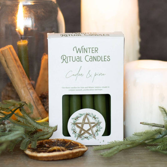 Set van 12 Winter Ritual kaarsen in geur ceder en pijnboom – spirituele kaarsen voor Yule.