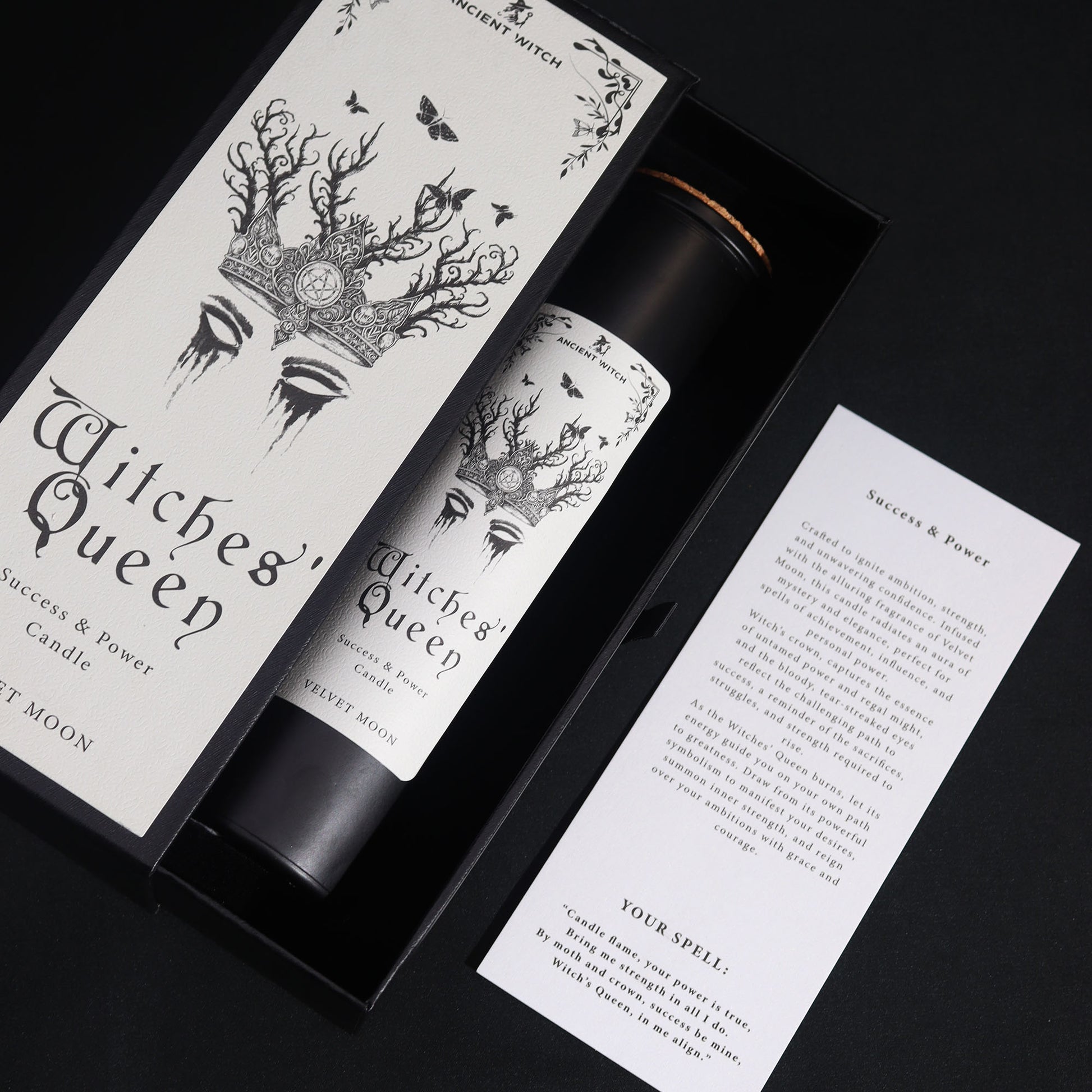 Ontdek de Witches' Queen Candle van Ancient Witch. Luxe kaars met Velvet Moon geur, ritueelkaart en giftbox. Voor kracht, magie en succes.