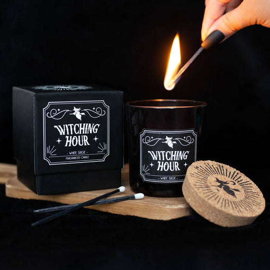 Zwarte Witching Hour geurkaars met de geur van witte salie. Zuiverende en kalmerende kaars, verpakt in luxe schuifdoos – onderdeel van de Midnight Rituals collectie.