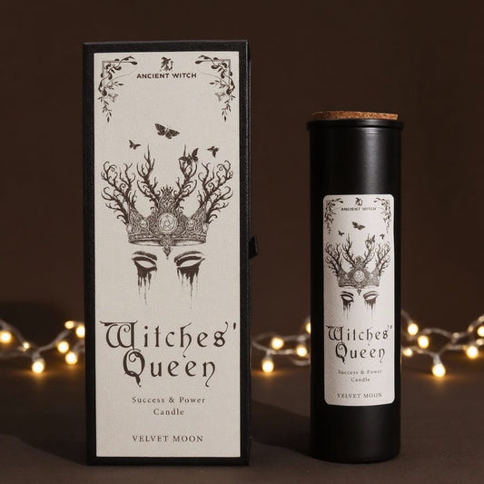 Ontdek de Witches' Queen Candle van Ancient Witch. Luxe kaars met Velvet Moon geur, ritueelkaart en giftbox. Voor kracht, magie en succes.voorkant