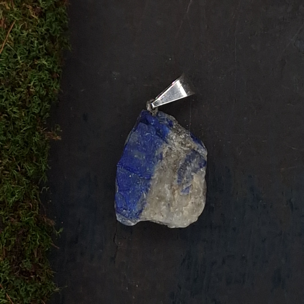 Pendentif en pierre précieuse brute lapis-lazuli