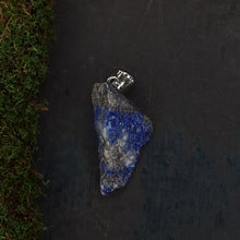 Charger l&#39;image dans la galerie, Pendentif en pierre précieuse brute lapis-lazuli
