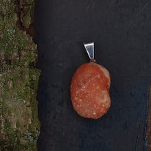 Afbeelding in Gallery-weergave laden, Vuuragaat ruw edelsteenhanger
