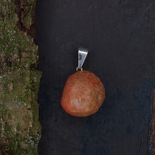 Afbeelding in Gallery-weergave laden, Vuuragaat ruw edelsteenhanger
