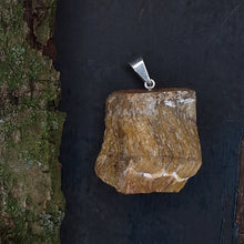 Afbeelding in Gallery-weergave laden, Tijgeroog ruw edelsteenhanger
