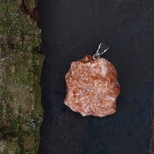 Afbeelding in Gallery-weergave laden, Oranje calciet edelsteenhanger

