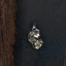Afbeelding in Gallery-weergave laden, Pyriet ruw edelsteenhanger
