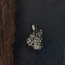 Afbeelding in Gallery-weergave laden, Pyriet ruw edelsteenhanger
