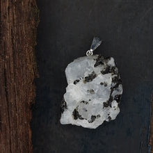 Load image into Gallery viewer, Witte maansteen ruw edelsteenhanger
