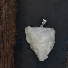 Load image into Gallery viewer, Witte maansteen ruw edelsteenhanger
