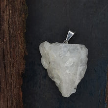 Afbeelding in Gallery-weergave laden, Witte maansteen ruw edelsteenhanger
