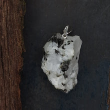 Load image into Gallery viewer, Witte maansteen ruw edelsteenhanger

