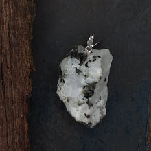 Afbeelding in Gallery-weergave laden, Witte maansteen ruw edelsteenhanger
