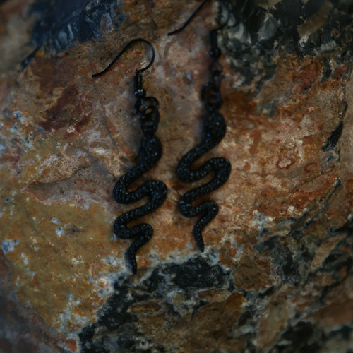 Zwarte slang oorbellen