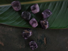 Afbeelding in Gallery-weergave laden, amethist knuffelsteen crystals trommelsteen
