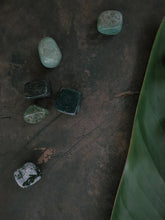 Afbeelding in Gallery-weergave laden, trommelsteen mosagaat knuffelsteen energiesteen
